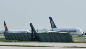Plant åka taxi för Singapore flygbuss A380 i den Frankfurt flygplatsen, FRA Plant åka taxi för Singapore flygbuss A380 i den Frankfurt flygplatsen, FRA