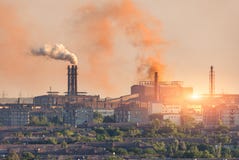 Planta de la metalurgia en la puesta del sol Acería Fábrica de la industria pesada fotografía de archivo Planta de la metalurgia en la puesta del sol Acería Fábrica de la industria pesada fotografía de archivo
