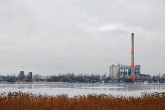 Planta inútil del incinerador con la chimenea que fuma El problema de la contaminación ambiental por las fábricas Imagen de archivo libre de regalías Planta inútil del incinerador con la chimenea que fuma El problema de la contaminación ambiental por las fábricas Imagen de archivo libre de regalías