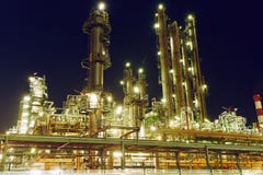 Planta o fábrica de la refinería de petróleo imágenes de archivo libres de regalías Planta o fábrica de la refinería de petróleo imágenes de archivo libres de regalías