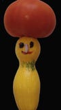 Plantaardig stilleven van courgette, tomaat, knoflookkruidnagels en een paar dalingen van zwarte bes royalty-vrije stock afbeelding Plantaardig stilleven van courgette, tomaat, knoflookkruidnagels en een paar dalingen van zwarte bes royalty-vrije stock afbeelding