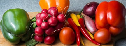 Plantaardige mengeling op de keukenraad Vegetarisch voedsel royalty-vrije stock afbeeldingen Plantaardige mengeling op de keukenraad Vegetarisch voedsel royalty-vrije stock afbeeldingen