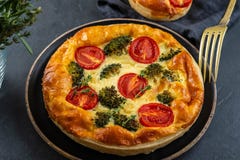 Plantaardige pastei met broccoli, tomaten op het lijstclose-up De ruimte van het exemplaar stock foto's Plantaardige pastei met broccoli, tomaten op het lijstclose-up De ruimte van het exemplaar stock foto's
