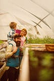 Planthouse famiglia nel planthouse concetto di agricoltura del planthouse genitori con il lavoro del figlio nel planthouse Amo la immagini stock Planthouse famiglia nel planthouse concetto di agricoltura del planthouse genitori con il lavoro del figlio nel planthouse Amo la immagini stock