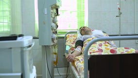 Plasmapheresis Limpieza de la sangre del paciente a trav?s del dispositivo El proceso de quitar plasma de sangre de almacen de metraje de vídeo Plasmapheresis Limpieza de la sangre del paciente a trav?s del dispositivo El proceso de quitar plasma de sangre de almacen de metraje de vídeo