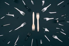 plast- frigör Nollförlorat begrepp Eco-vänskapsmatch obrutna gafflar i mitten av singel-bruk brutna vita och svarta gafflar fotografering för bildbyråer plast- frigör Nollförlorat begrepp Eco-vänskapsmatch obrutna gafflar i mitten av singel-bruk brutna vita och svarta gafflar fotografering för bildbyråer