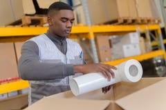 Plast- rör för afrikansk för maskinvarulager sändnings för arbetare arkivfoton Plast- rör för afrikansk för maskinvarulager sändnings för arbetare arkivfoton