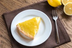 Plasterek cytryny tarta na talerzu Zdjęcie Stock Plasterek cytryny tarta na talerzu Zdjęcie Stock