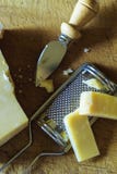 Plasterek Parmigiano nożowy i serowy grater fotografia stock Plasterek Parmigiano nożowy i serowy grater fotografia stock