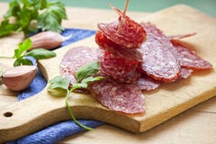 Plasterek salami kiełbasy na drewnianej desce Obraz Royalty Free Plasterek salami kiełbasy na drewnianej desce Obraz Royalty Free