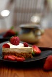 Plasterek surowy truskawka tort na brązu talerzu zdjęcia stock Plasterek surowy truskawka tort na brązu talerzu zdjęcia stock