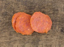 Plasterki pepperoni na drewno desce zdjęcia royalty free Plasterki pepperoni na drewno desce zdjęcia royalty free