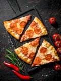 Plasterki pepperoni pizza z chili, rozmarynami i czereśniowymi pomidorami, zdjęcia royalty free Plasterki pepperoni pizza z chili, rozmarynami i czereśniowymi pomidorami, zdjęcia royalty free