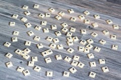 Plastic die brieventegels op houten vloer worden verspreid stock fotografie Plastic die brieventegels op houten vloer worden verspreid stock fotografie