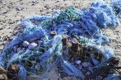 Plastic verontreiniging - de blauwe verwarde visnetten wasten omhoog op B royalty-vrije stock afbeeldingen Plastic verontreiniging - de blauwe verwarde visnetten wasten omhoog op B royalty-vrije stock afbeeldingen