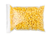 Plastic zak met bevroren graan op witte achtergrond Plantaardig behoud stock afbeeldingen Plastic zak met bevroren graan op witte achtergrond Plantaardig behoud stock afbeeldingen