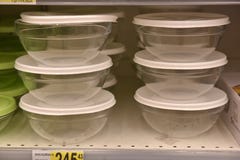 Plastikbehalter Fur Lebensmittel Im Supermarkt Redaktionelles Stockfotografie Bild Von Lebensmittel Plastikbehalter