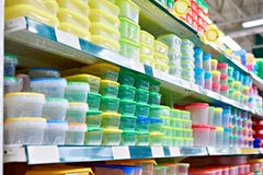 Plastiklebensmittelkästen im Speicher stockfotos Plastiklebensmittelkästen im Speicher stockfotos