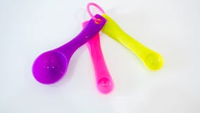 Plastikowa łyżka zamknięta w górę białego tła na zdjęcia stock Plastikowa łyżka zamknięta w górę białego tła na zdjęcia stock