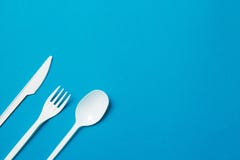 Plastikowy rozwidlenie, łyżka i Knive na Błękitnym tle, zdjęcie stock Plastikowy rozwidlenie, łyżka i Knive na Błękitnym tle, zdjęcie stock