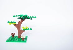 Plastikpalmespielzeug lokalisiert auf wei?em Hintergrund Plastikbaum von einem Auftragnehmer auf einem wei?en Hintergrund stock abbildung Plastikpalmespielzeug lokalisiert auf wei?em Hintergrund Plastikbaum von einem Auftragnehmer auf einem wei?en Hintergrund stock abbildung