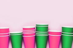 Plastikschalenhintergrund Lebendes korallenrotes Konzept der Umweltverschmutzung stockfotografie Plastikschalenhintergrund Lebendes korallenrotes Konzept der Umweltverschmutzung stockfotografie
