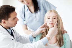 Plastischer Chirurg oder Doktor mit Patienten stockbild Plastischer Chirurg oder Doktor mit Patienten stockbild