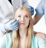 Plastischer Chirurg und Krankenschwester mit Patienten lizenzfreies stockfoto Plastischer Chirurg und Krankenschwester mit Patienten lizenzfreies stockfoto