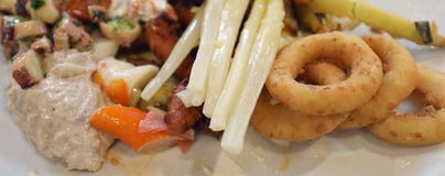 plat avec des nourritures comprenant les anneaux d'oignon et l'asperge et le su frits photo libre de droits plat avec des nourritures comprenant les anneaux d'oignon et l'asperge et le su frits photo libre de droits