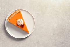 Plat avec le morceau de tarte de potiron fait maison délicieux frais sur le fond gris, vue supérieure image stock Plat avec le morceau de tarte de potiron fait maison délicieux frais sur le fond gris, vue supérieure image stock