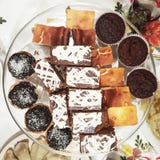 Plat complètement des gâteaux, snakcs, tartes, réveillon de Noël image libre de droits Plat complètement des gâteaux, snakcs, tartes, réveillon de Noël image libre de droits