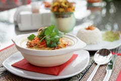 Plat de cari sur la table de restaurant Photo stock Plat de cari sur la table de restaurant Photo stock