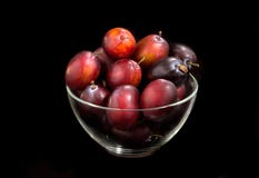 Plat des prunes fraîches sur le fond noir images libres de droits Plat des prunes fraîches sur le fond noir images libres de droits