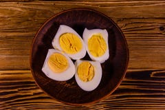 Plat en céramique avec les oeufs à la coque épluchés sur la table en bois Vue supérieure photographie stock Plat en céramique avec les oeufs à la coque épluchés sur la table en bois Vue supérieure photographie stock