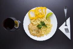 Plat en plat et verre de vin rouge au-dessus de vue supérieure de dîner pâtes et côtelette avec des tranches de poivre jaune sur photos libres de droits Plat en plat et verre de vin rouge au-dessus de vue supérieure de dîner pâtes et côtelette avec des tranches de poivre jaune sur photos libres de droits