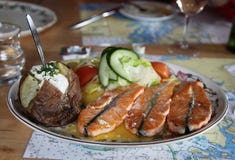 Plat islandais traditionnel avec le bifteck saumoné et les pommes de terre et les légumes cuits au four image stock Plat islandais traditionnel avec le bifteck saumoné et les pommes de terre et les légumes cuits au four image stock