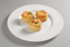 Plat rond avec le vol-au-vent photos libres de droits Plat rond avec le vol-au-vent photos libres de droits