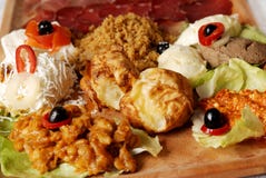 Plat serbe traditionnel de nourriture avec le genre différent de repas Apéritif image libre de droits Plat serbe traditionnel de nourriture avec le genre différent de repas Apéritif image libre de droits
