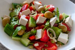Plat végétarien : Salade avec du fromage de tofu, avec des concombres, oignons photo libre de droits Plat végétarien : Salade avec du fromage de tofu, avec des concombres, oignons photo libre de droits