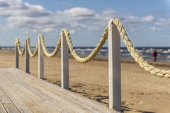 Plataforma de madera con las cuerdas en la costa, tiempo nublado, la costa báltica, Jurmala imagen de archivo Plataforma de madera con las cuerdas en la costa, tiempo nublado, la costa báltica, Jurmala imagen de archivo