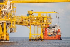 Plataforma de petróleo y gas en el golfo o el mar, la energía mundial imagenes de archivo Plataforma de petróleo y gas en el golfo o el mar, la energía mundial imagenes de archivo