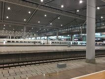 Plataforma ferroviaria de alta velocidad de Xi'an en la noche fotografía de archivo Plataforma ferroviaria de alta velocidad de Xi'an en la noche fotografía de archivo