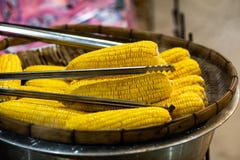 Plateful свежей сладостной органической мозоли испарился готовое для еды Подготовленная сваренная сладостная мозоль на таблице стоковое изображение Plateful свежей сладостной органической мозоли испарился готовое для еды Подготовленная сваренная сладостная мозоль на таблице стоковое изображение