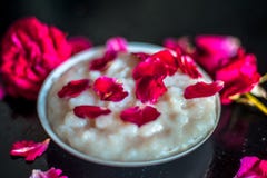 Plato del Ramad?n o postre indio y del asi?tico popular i de Ramazan e Kheer en una placa de cristal junto con algunas flores y p fotos de archivo Plato del Ramad?n o postre indio y del asi?tico popular i de Ramazan e Kheer en una placa de cristal junto con algunas flores y p fotos de archivo