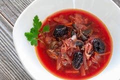 Plato vegetariano Borsch rojo del vegano de las remolachas rojas, setas, cabba fotos de archivo libres de regalías Plato vegetariano Borsch rojo del vegano de las remolachas rojas, setas, cabba fotos de archivo libres de regalías