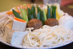 Platos calientes japoneses tradicionales del pote foto de archivo libre de regalías Platos calientes japoneses tradicionales del pote foto de archivo libre de regalías