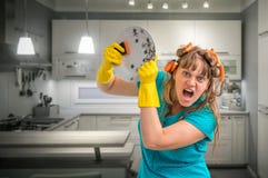 Platos que se lavan de la mujer agresiva del ama de casa en cocina imagen de archivo Platos que se lavan de la mujer agresiva del ama de casa en cocina imagen de archivo