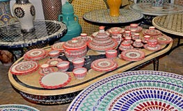 Plats en c?ramique et autres produits en c?ramique faits par les artisans marocains ? la main images libres de droits Plats en c?ramique et autres produits en c?ramique faits par les artisans marocains ? la main images libres de droits