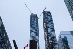 Plats för andelsfastighetskyskrapakonstruktion som vänder mot äldre höga löneförhöjningar i i stadens centrum Toronto, arkivbilder Plats för andelsfastighetskyskrapakonstruktion som vänder mot äldre höga löneförhöjningar i i stadens centrum Toronto, arkivbilder
