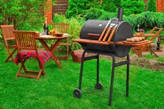 Plats för parti eller för picknick för sommarhelgBBQ på gräsmattan royaltyfri bild Plats för parti eller för picknick för sommarhelgBBQ på gräsmattan royaltyfri bild